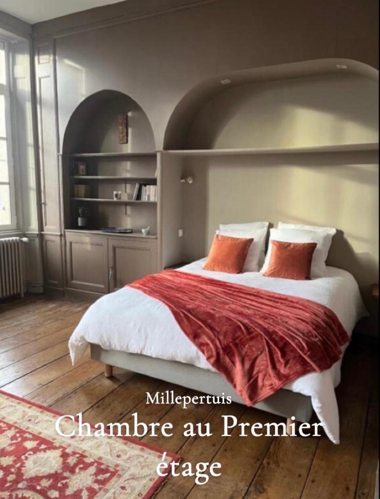 Mercier De Montigny - Les Chambres Du Beffroi - Spa Et Massage Fougères Eksteriør bilde